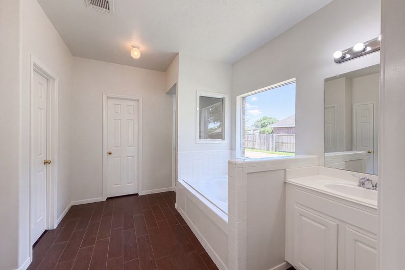 Photo 14 of 30 of 2854 Everett Dr, Friendswood, TX