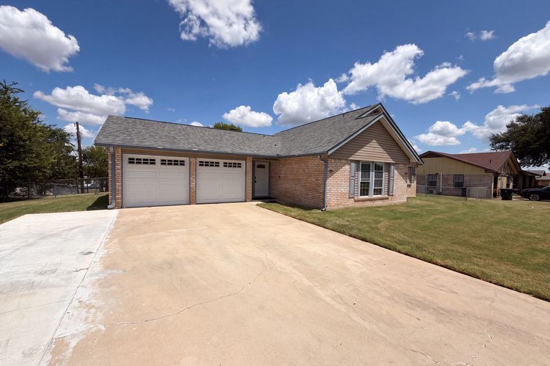 Photo 13 of 16 of 2803 Persimmon Dr, Killeen, TX