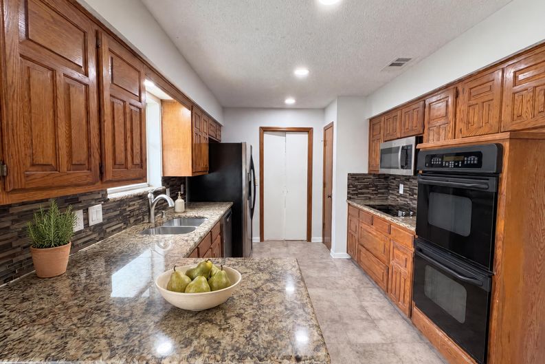 Photo 3 of 17 of 1604 Danube Ln, Plano, TX