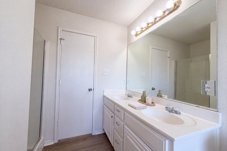 Photo 10 of 17 of 8025 Blue Duck Trl, Arlington, TX