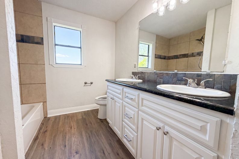 Photo 8 of 16 of 1308 Longhorn Dr, Floresville, TX