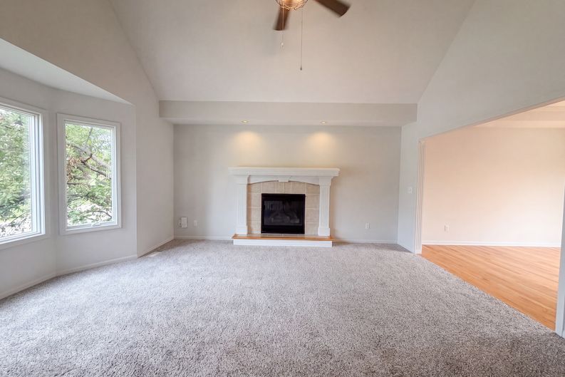 Photo 3 of 22 of 403 S Lakeshore Dr, Raymore, MO