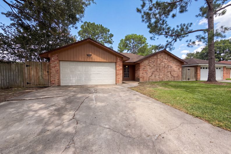Photo 15 of 17 of 8 Sunnybrook St, Angleton, TX