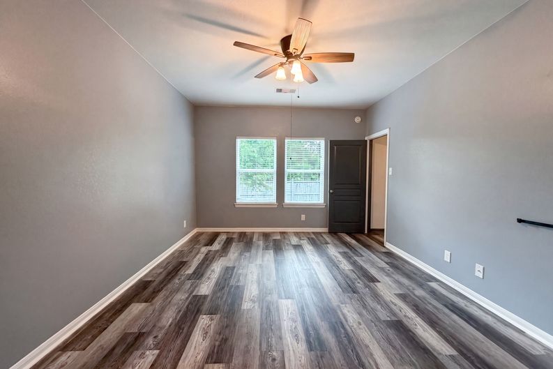 Photo 4 of 22 of 18664 Legend Oaks Dr, Magnolia, TX