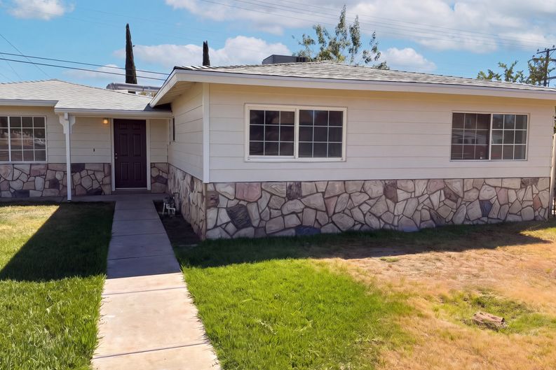 Photo 21 of 24 of 695 N Pepper Ave, Rialto, CA