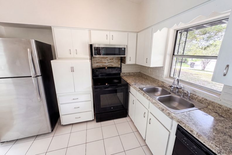 Photo 9 of 24 of 4511 Montclair Rd, Orlando, FL