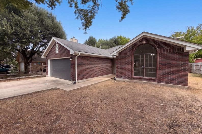 Photo 6 of 14 of 16207 Parkway Dr, Pflugerville, TX