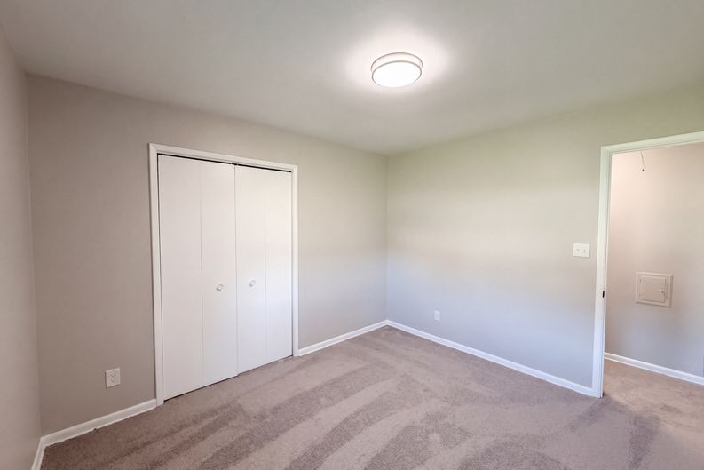 Photo 15 of 28 of 11301 Riveredge Dr, Parma, OH