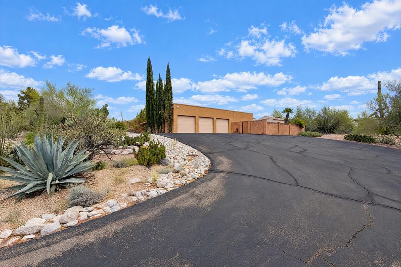 Photo 3 of 25 of 3900 N Calle Hondonada, Tucson, AZ