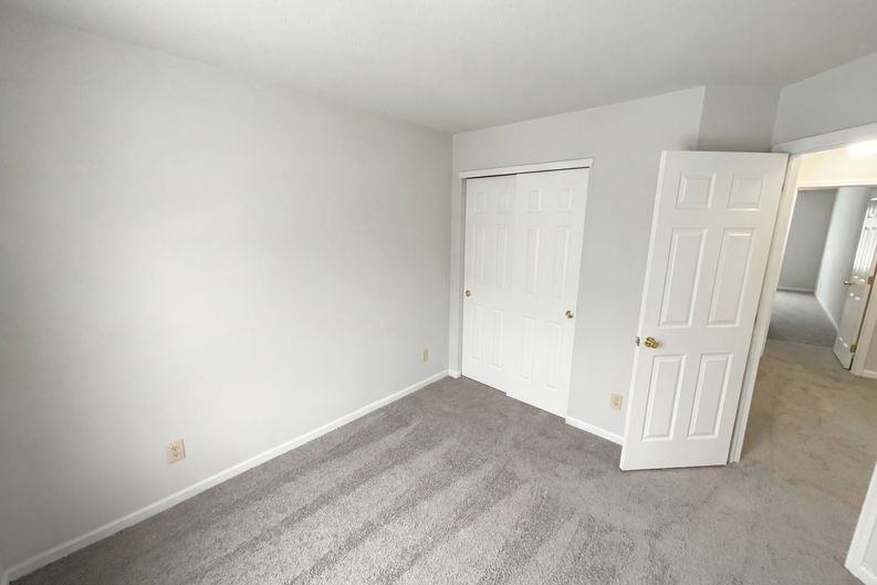 Photo 4 of 24 of 4925 Pembridge Dr, Indianapolis, IN