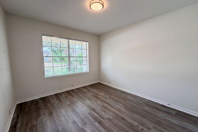 Photo 10 of 23 of 11918 Sonora Springs Dr, Tomball, TX