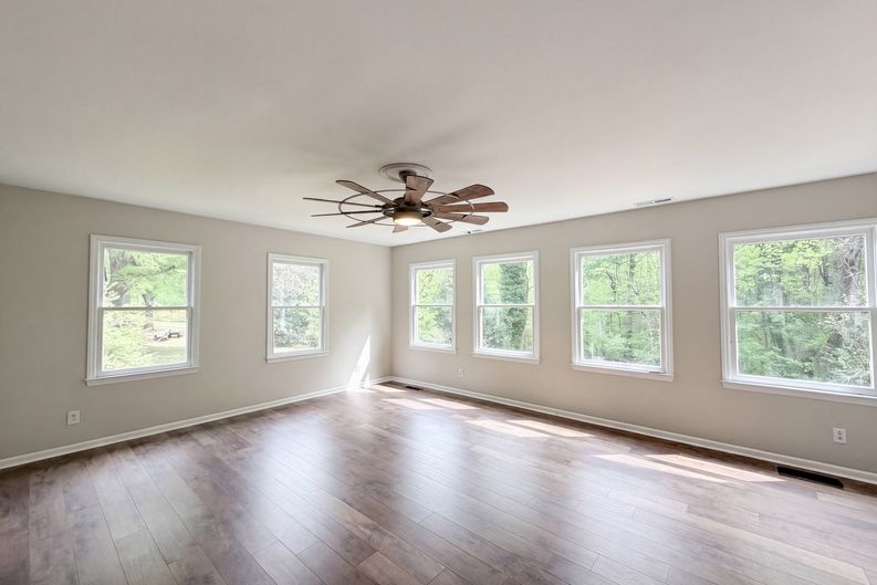 Photo 7 of 22 of 706 Crescent Dr, Cherryville, NC