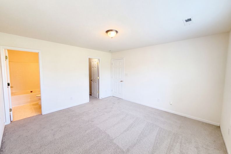 Photo 4 of 19 of 10215 Orchard Grass Ct, Charlotte, NC