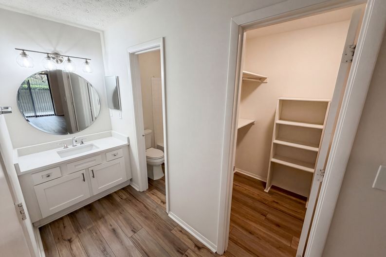 Photo 7 of 24 of 1013 Dunbar Dr, Atlanta, GA