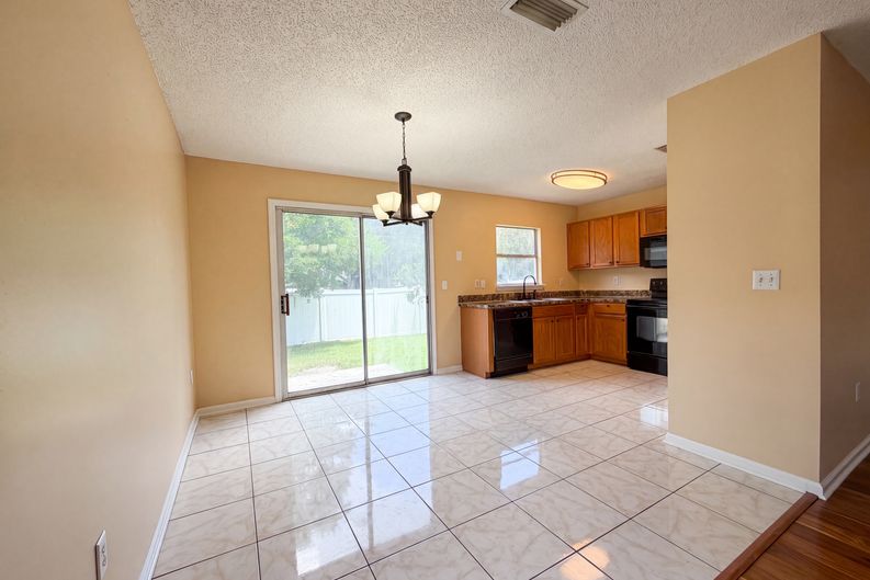 Photo 6 of 19 of 7923 Cherry Blossom Dr N, Jacksonville, FL