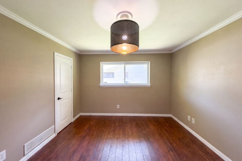 Photo 10 of 16 of 1115 N Waterview Dr, Richardson, TX