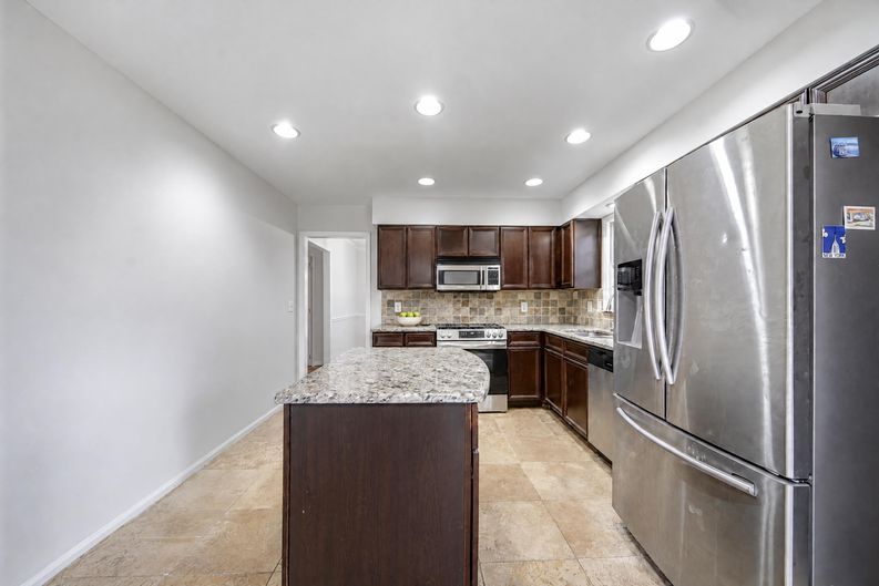 Photo 7 of 32 of 2690 Shadow Pine Dr, Roswell, GA