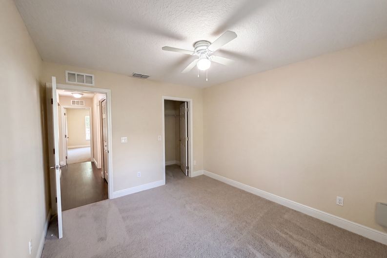 Photo 12 of 23 of 33137 Irongate Dr, Leesburg, FL