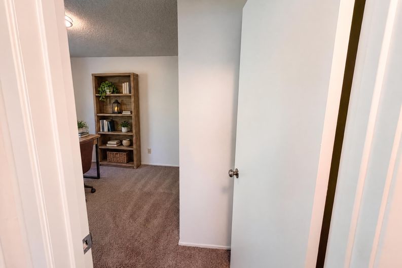 Photo 17 of 36 of 6800 Havenhurst Dr, Sacramento, CA