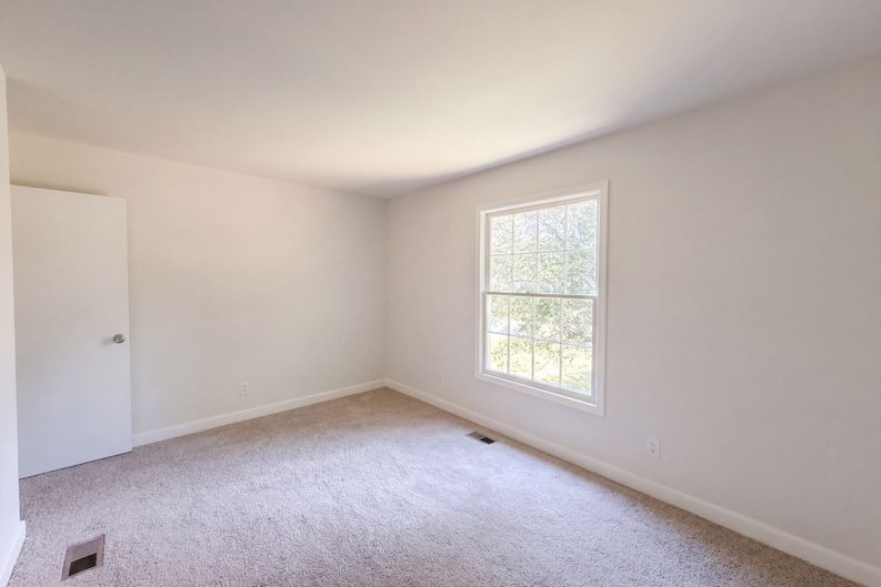 Photo 4 of 41 of 2618 Speas Rd, Winston Salem, NC