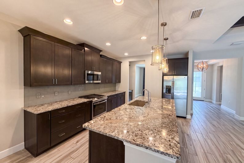 Photo 7 of 28 of 1011 Victoria Hills Dr S, Deland, FL