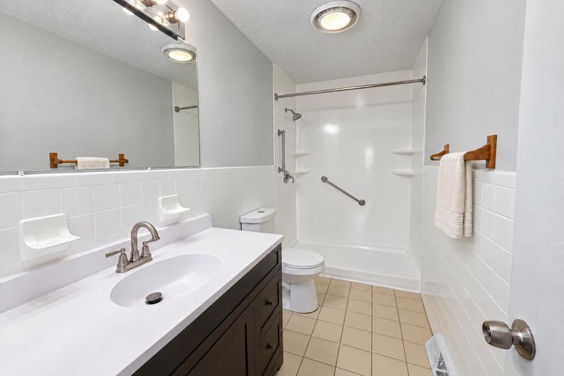 Photo 10 of 17 of 1400 NW 65th Ter, Kansas City, MO