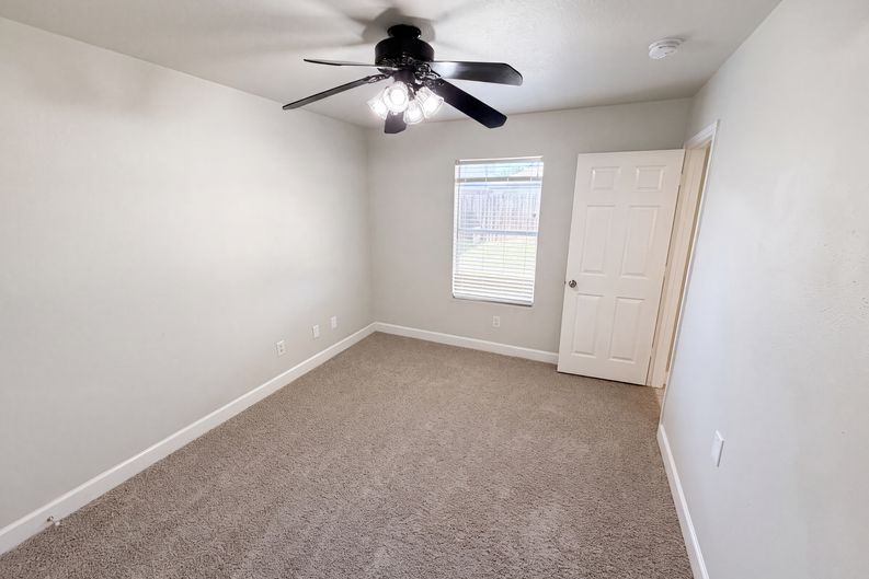 Photo 13 of 26 of 7327 Fox Hall Ln, Humble, TX