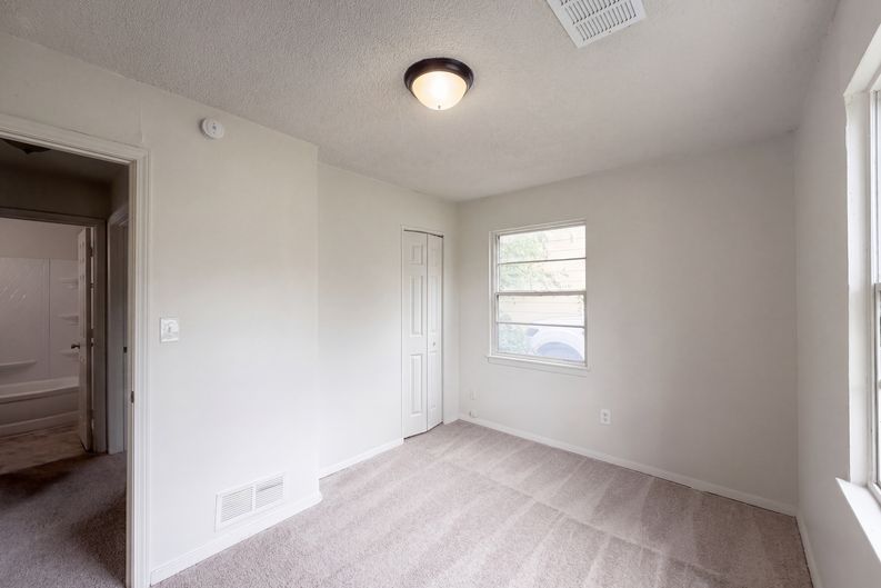 Photo 4 of 20 of 4770 Woodend Ave, Kansas City, KS