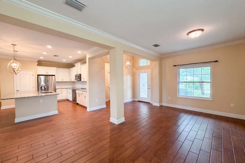 Photo 7 of 24 of 1121 Thornbury Dr, Parrish, FL