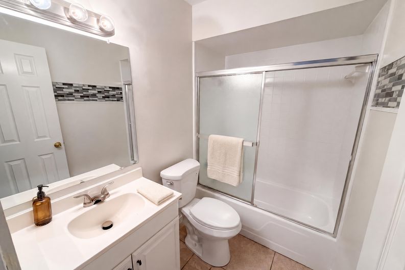 Photo 19 of 25 of 733 Lakeview Dr, Winter Springs, FL