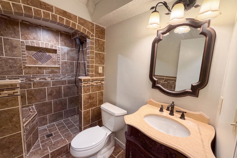 Photo 6 of 20 of 7533 Ardwell Dr, Indianapolis, IN
