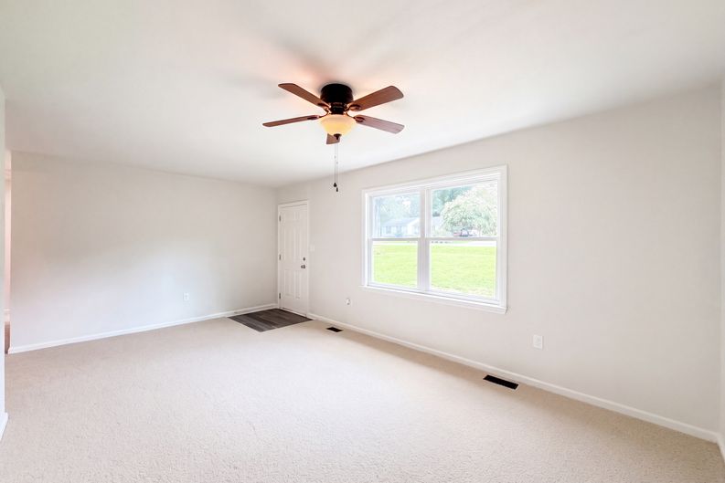 Photo 3 of 16 of 8332 Clear Meadow Ln, Charlotte, NC