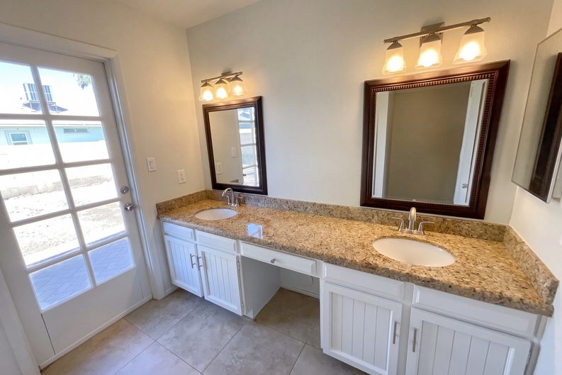 Photo 13 of 32 of 4038 W Mercer Ln, Phoenix, AZ