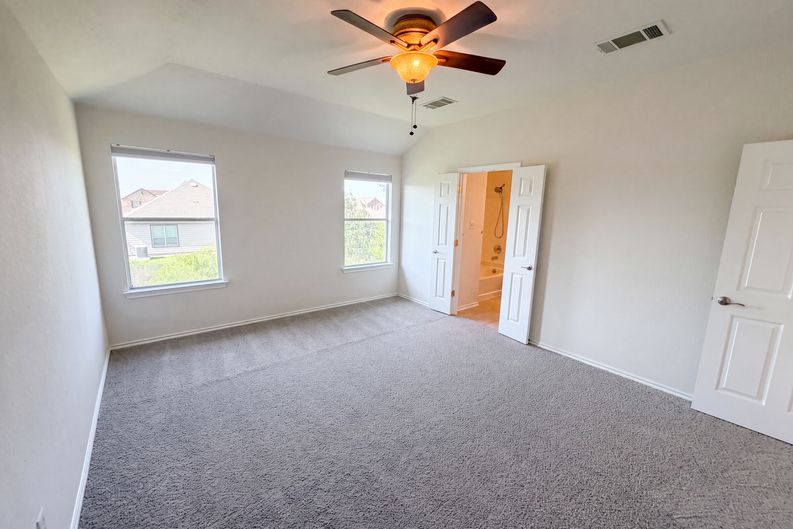 Photo 4 of 20 of 206 Almquist St, Hutto, TX