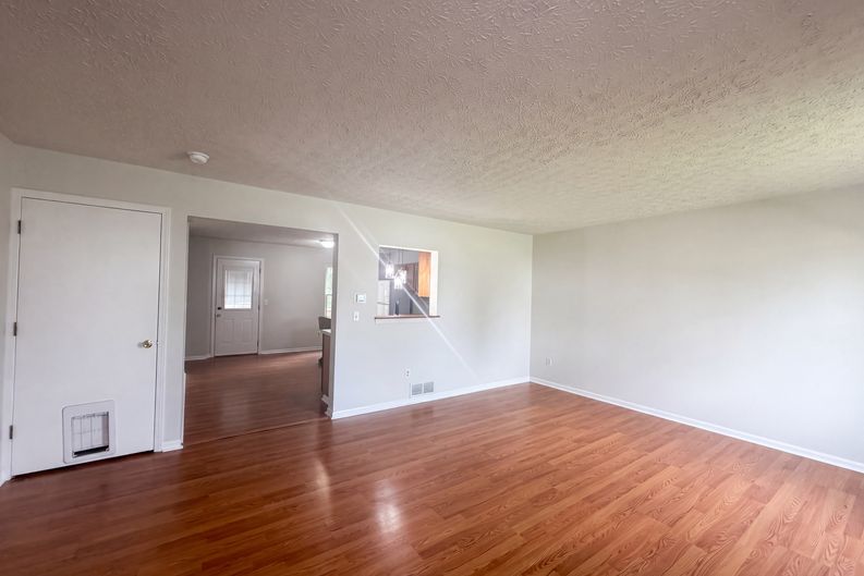 Photo 3 of 32 of 1618 Saddlebrook Dr, Heath, OH