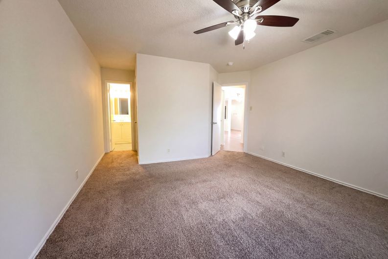 Photo 12 of 16 of 3741 Candlebluff Dr, San Antonio, TX