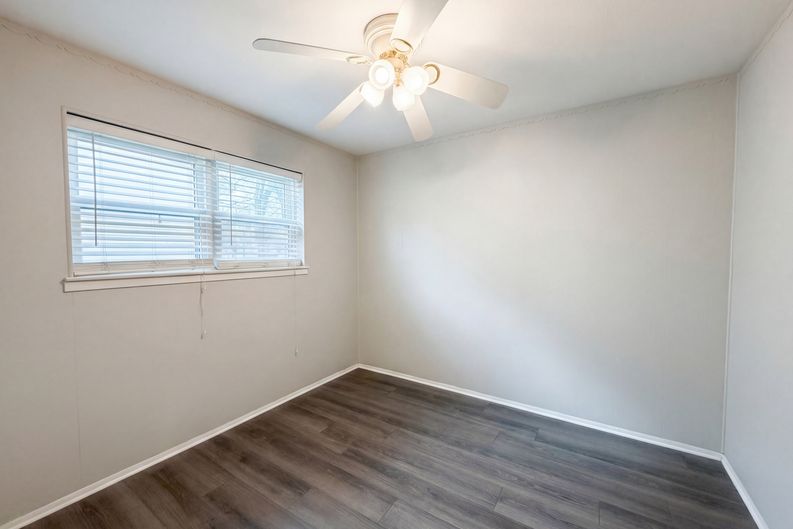 Photo 4 of 16 of 208 NW Summercrest Blvd, Burleson, TX