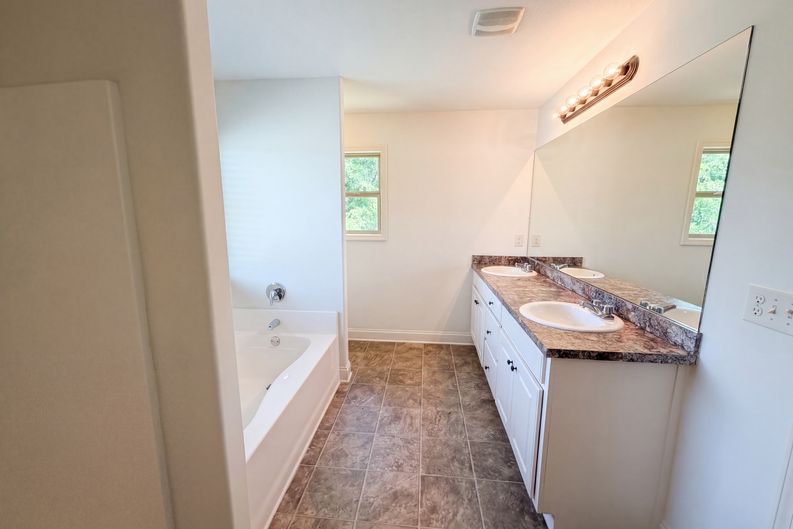 Photo 17 of 28 of 2721 Berkshire Dr, Winder, GA