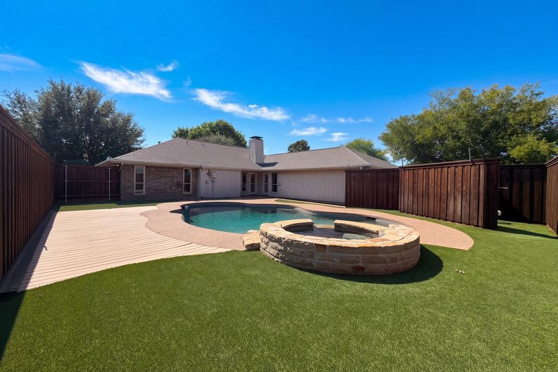 Photo 5 of 17 of 711 Rush Creek Dr, Allen, TX