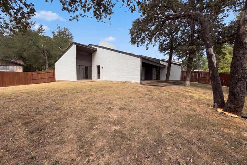 Photo 5 of 32 of 742 Hummingbird Cir, Lewisville, TX