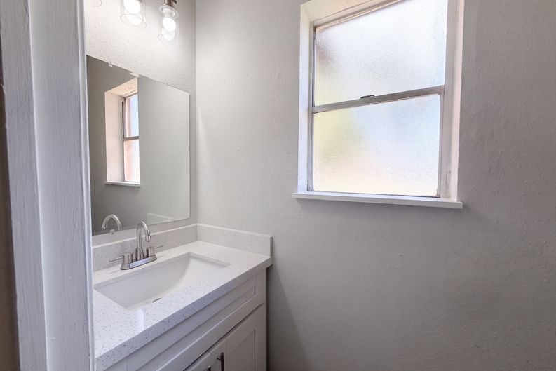 Photo 20 of 23 of 1102 Londonderry Ave, Friendswood, TX