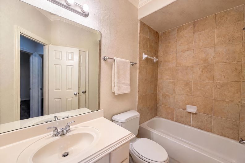 Photo 16 of 21 of 2942 Royal Oaks Crst, Houston, TX