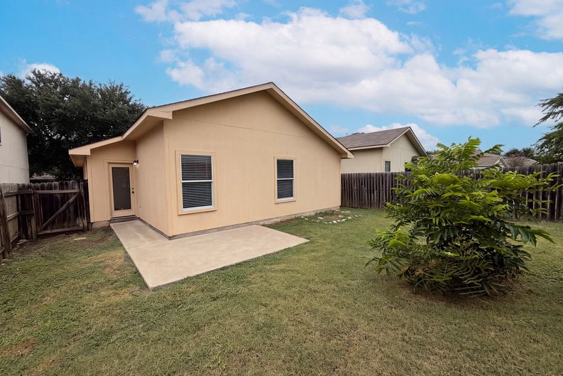 Photo 5 of 16 of 1076 Shadow Creek Blvd, Buda, TX