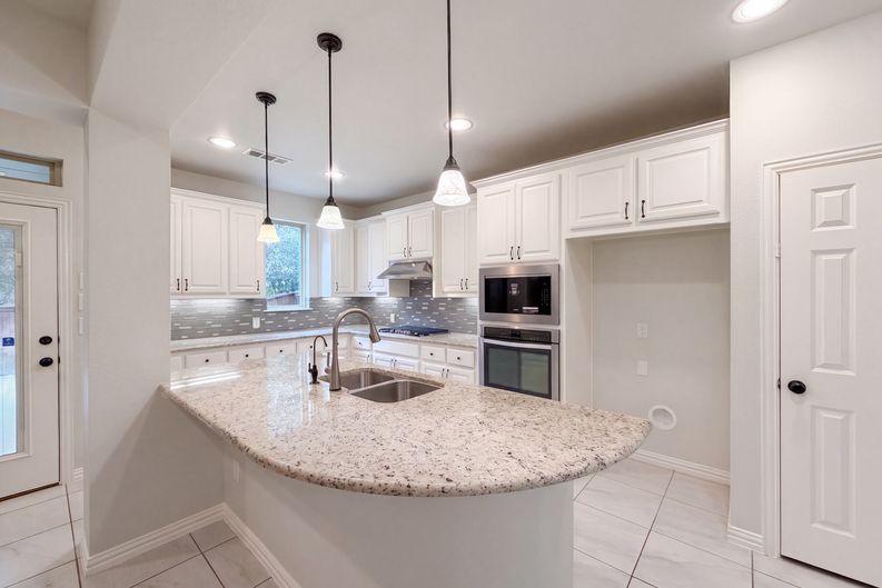 Photo 3 of 39 of 9332 Kaitlyn Ct, Lantana, TX
