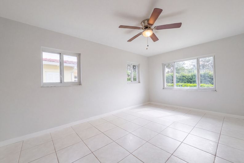 Photo 13 of 25 of 4360 NW 12th Dr, Deerfield Beach, FL