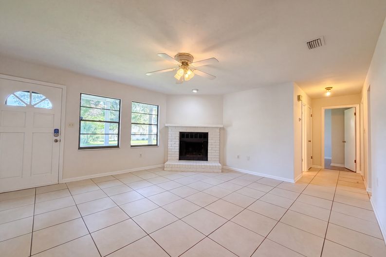Photo 7 of 22 of 4621 NW 29th Ave, Gainesville, FL
