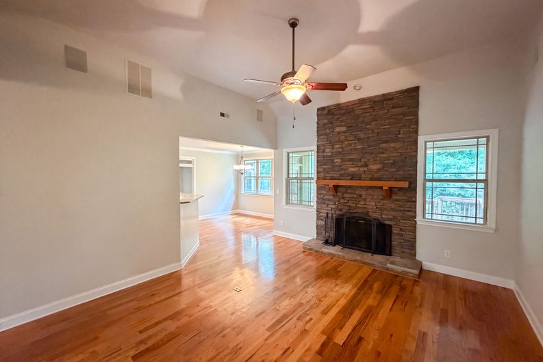 Photo 3 of 27 of 212 Westwind Dr, Newnan, GA