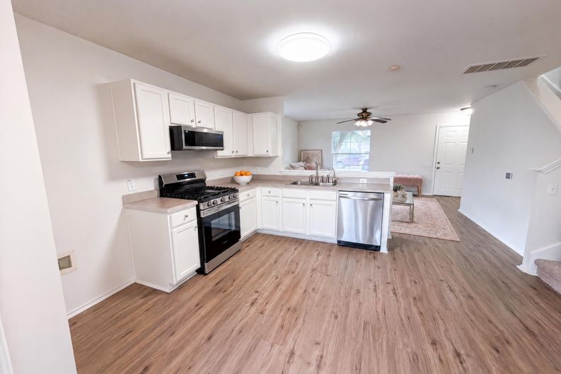 Photo 8 of 29 of 11521 Melstone Dr, Manor, TX