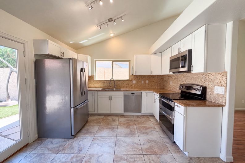 Photo 3 of 34 of 3906 E Amberwood Dr, Phoenix, AZ