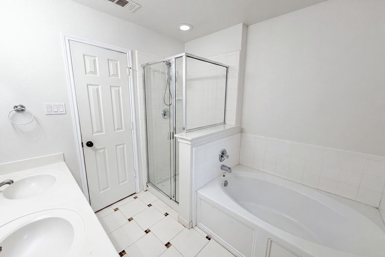 Photo 16 of 19 of 111 Forest Park Ln, Red Oak, TX